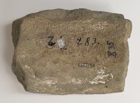 Sitzender zukünftiger Buddha Maitreya auf Löwenthron mit zwei Verehrern in Kushana-Tracht (Fragment)