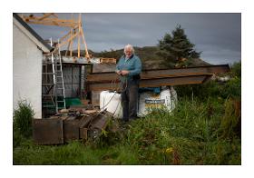 Bewohner von Easdale Island bei der Arbeit an einem Hausrenovierungsprojekt