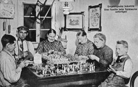 Erzgebirgische Industrie. Eine Familie beim Spielwaren anfertigen.