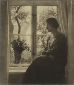 Frau am Fenster sitzend