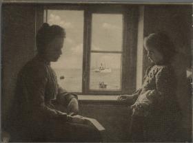 Frau und Kind am Fenster