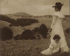 Dame mit Kind vor Landschaft