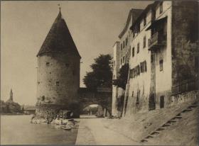 Mittelalterlicher Turm am Fluß
