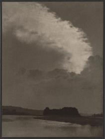 Wolken über Fluß