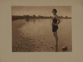 Junge Frau beim Baden