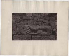 Skulpturen von der Westseite des Mound 26.