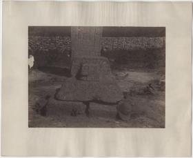 Altar der Stele I, Westseite. ("Links die gewöhnliche Hand.")