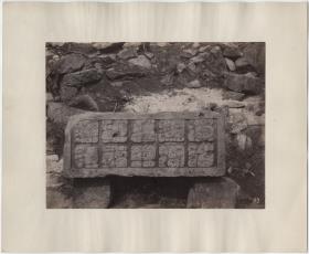 Altar K, Ostseite. Auf der Vorderseite von Mound 6.