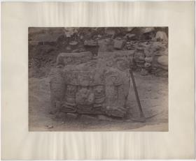 Altar der Stele M. Westseite.