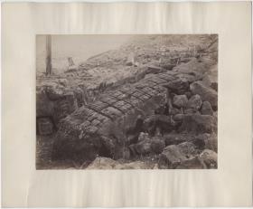 Rückseite der Stele M vor Veränderung der Lage. Blick nach Norden.