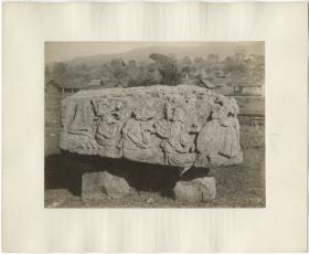 Altar T, Südostseite (Westseite?). Das Dorf Copán im Hintergrund.