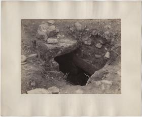 Grab 1. Südlicher Abhang. Öffnung von Zimmer 2 mit Deckstein nach der Ausgrabung. Blick nach Nordwesten. In diesem Grab wurde ein Skelett mit Zahneinlagen von grünem Jadeit gefunden.