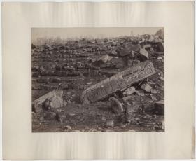 Umgefallene Stele  2 vor der Veränderung der Lage, Südseite.