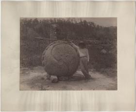 Altar 4, Oberseite. (Junger Mann daneben stehend.)