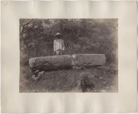 Stele 10. Einheimischer Junge dahinter stehend. (Westlicher "Piedra Pintada")