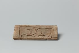 Holzpaneel mit floralem Schnitzwerk