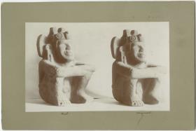 Sitzende Steinfigur. Original und Abguß.