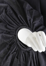 Schwarzes Abendkleid mit Riesenschärpe