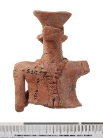 Fragment einer stehenden, nackten weiblichen Terrakotte, die sich die Brüste hält
