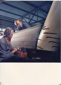 Dornier Flugzeugbau, Arbeiter am Heckteil eines Transporthubschraubers CH-53