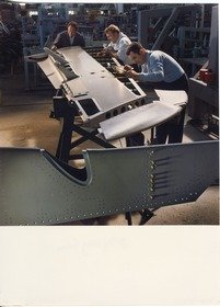 Dornier Flugzeugbau, Arbeiter am Flügel eines Alpha Jets