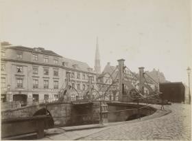 Berlin, Kupfergraben mit Jungfernbrücke von Nord