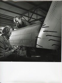 Dornier Flugzeugbau, Arbeiter am Heckteil eines Transporthubschraubers CH-53