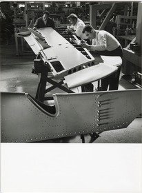 Dornier Flugzeugbau, Arbeiter am Flügel eines Alpha Jets