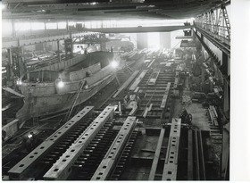 Rheinstahl Eggers-Kehrhahn GmbH, Produktionshalle mit Schiffsrumpf im Bau