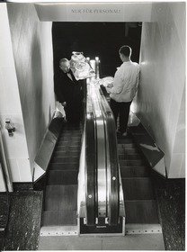 Rheinstahl Eggers-Kehrhahn GmbH, Kellner auf einer Rolltreppe