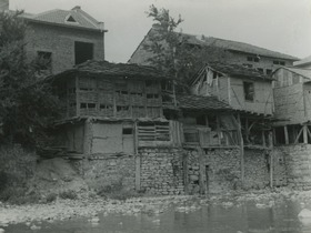 Alte Flechtwerkhäuser über dem Ossamfluss