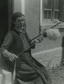 Spinnende Frau mit gedrechseltem Spinnstock