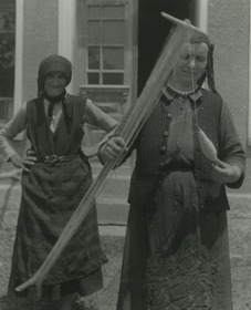 Frau arbeitet mit der Garnspanngabel