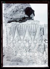 al-Dschausaq al-Chaqani, Thronsäle, Tür, Raum östlich der Moschee (Ornament Nr. 100)