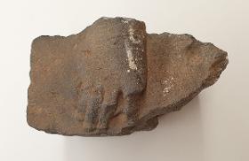 Fuß eines stehenden Buddha (Fragment). Sockelrelief: Verehrungsszene eines meditierenden Buddha