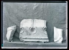 Marmor, Gips und Holz: Marmorfragmente (Ornament Nr. 23)