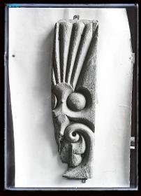 Marmor, Gips und Holz: Holzfragment (Ornament Nr. 102)