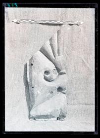 Marmor, Gips und Holz: Holzfragment (Ornament Nr. 71)
