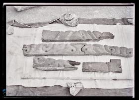 Marmor, Gips und Holz: Holzfragmente (Ornament Nr. 51)