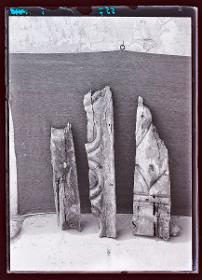 Marmor, Gips und Holz: Holzfragmente (Ornament Nr. 90)