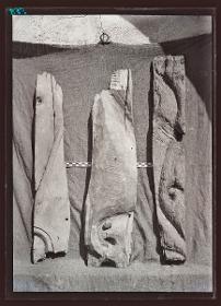 Marmor, Gips und Holz: Holzfragmente (Ornament Nr. 20, 93)