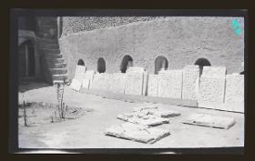 Abgenommene Stuckplatten im Expeditionshaus