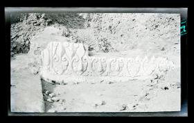 Grabung im al-Dschausaq al-Chaqani, Zimmer neben der Kalifen-Moschee (Ornament Nr. 100)