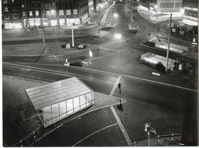 Rheinstahl Eggers-Kehrhahn GmbH, Straßenkreuzung bei Nacht mit U-Bahn-Eingängen
