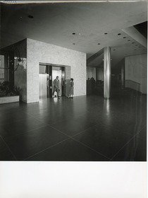 Rheinstahl Eggers-Kehrhahn GmbH, Foyer eines Geschäftshauses mit Paternoster