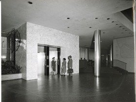 Rheinstahl Eggers-Kehrhahn GmbH, Foyer eines Geschäftshauses mit Paternoster