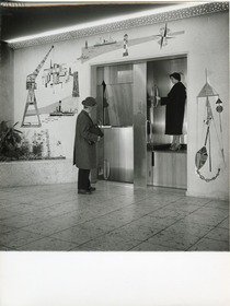 Rheinstahl Eggers-Kehrhahn GmbH, Foyer eines Geschäftshauses mit Paternoster