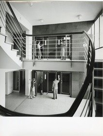 Rheinstahl Eggers-Kehrhahn GmbH, Treppenhaus mit Fahrstuhl in einem Geschäftshaus