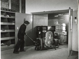 Rheinstahl Eggers-Kehrhahn GmbH, Lastenfahrstuhl in einer Maschinenfabrik (?) wird beladen