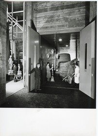 Rheinstahl Eggers-Kehrhahn GmbH, Lastenfahrstuhl in einem Theater